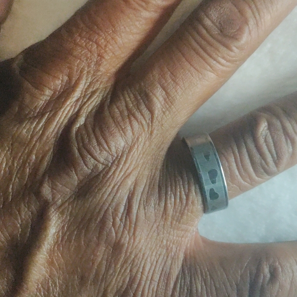 A man's Ring band w/ 💕 - Picture 6 of 7